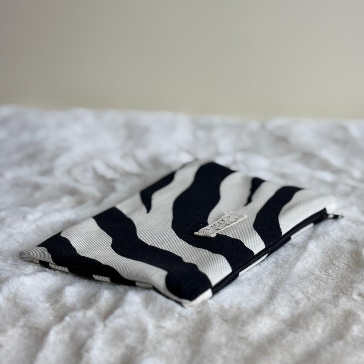 Nara - Pochette in cotone zebrato e panna deadstock | Gea Design