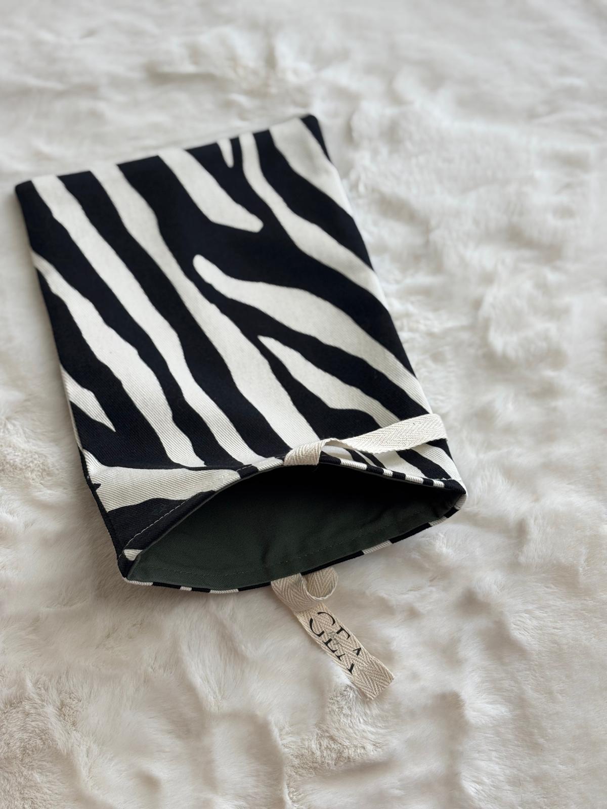 Kira - Book cover in cotone zebrato e verde deadstock | Gea Design