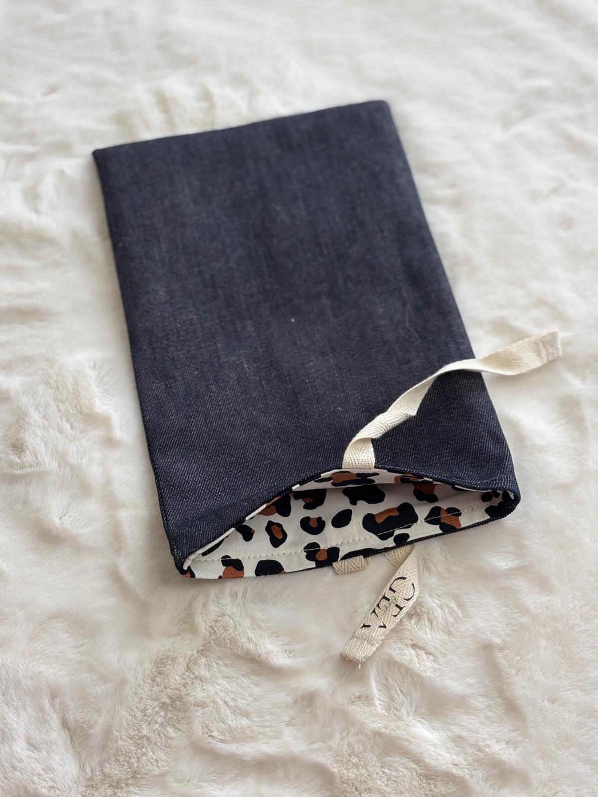 Vora - Book cover in denim scuro e cotone leopardata deadstock | Gea Design