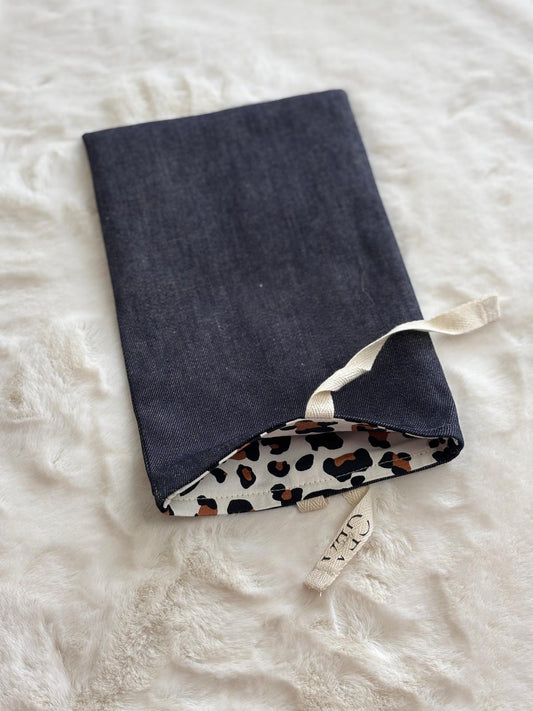 Vora - Book cover in denim scuro e cotone leopardata deadstock | Gea Design