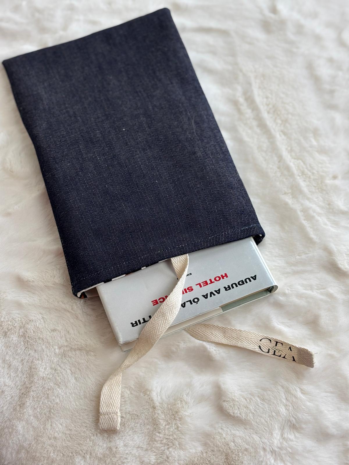 Vora - Book cover in denim scuro e cotone leopardata deadstock | Gea Design